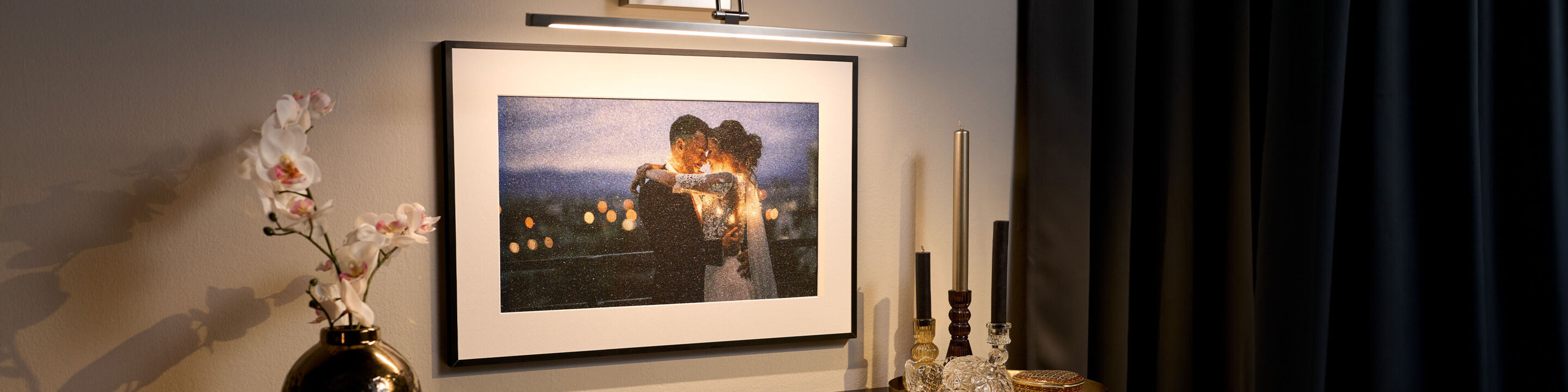 Gerahmtes Crystal Wall Art Wandbild mit Swarovski-Kristallen, das ein sich umarmendes Paar zeigt