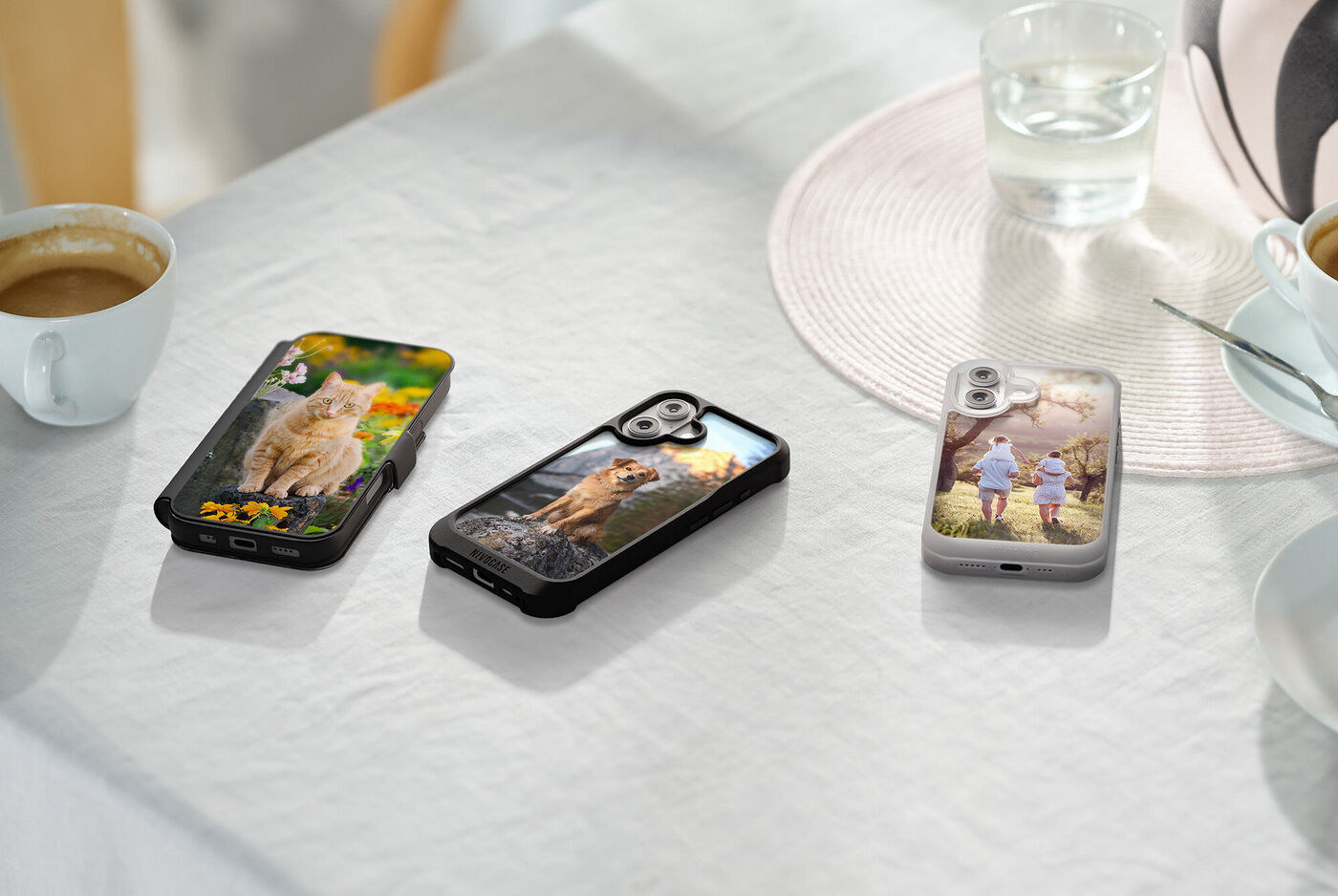 Drei Smartphone Hüllen liegen auf einem Tisch und zeigen persönliche Fotos mit Tier  und Familienmotiven