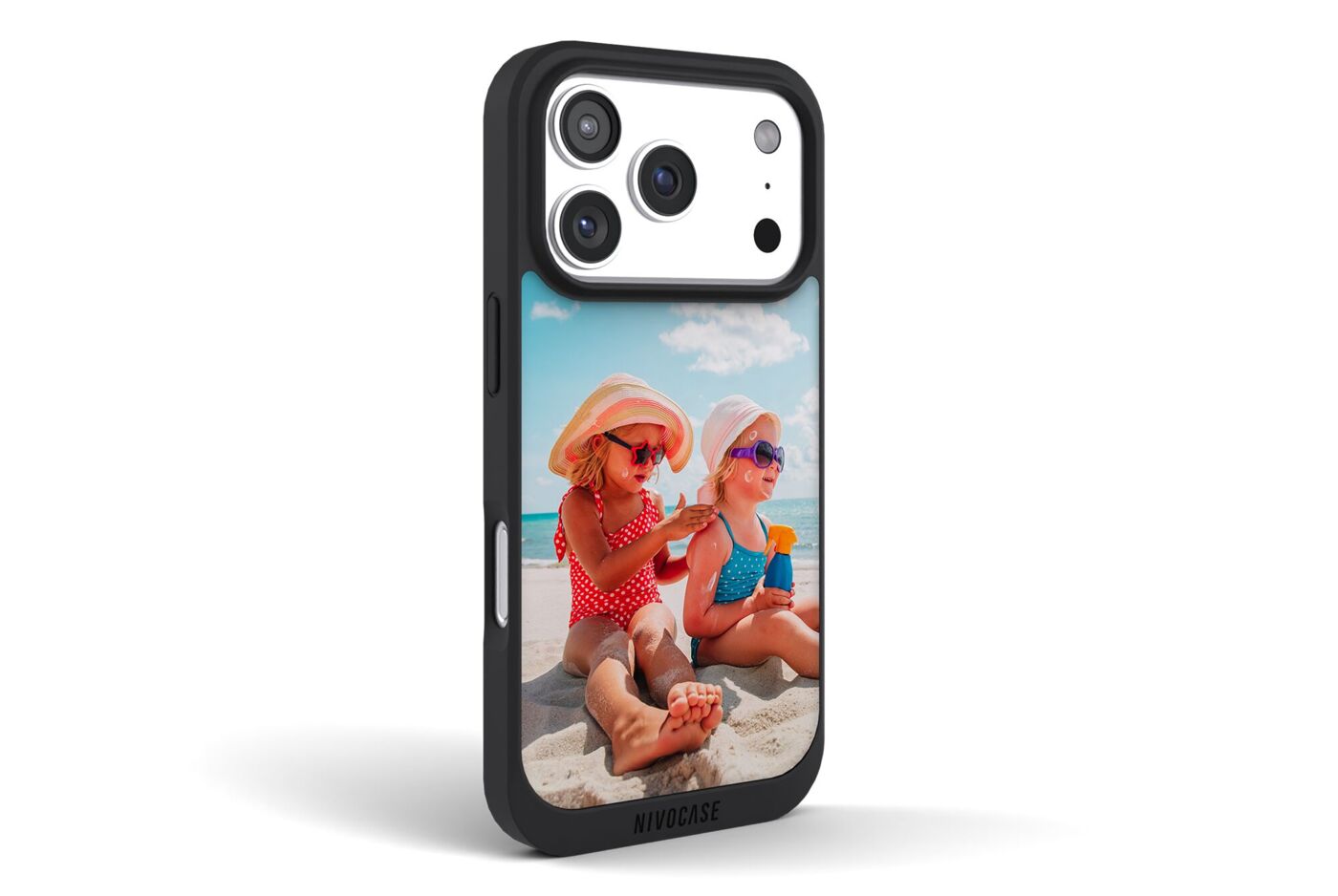Schwarze Handyhülle fürs iPhone mit individuellem Strandfoto von zwei Kindern am Meer.
