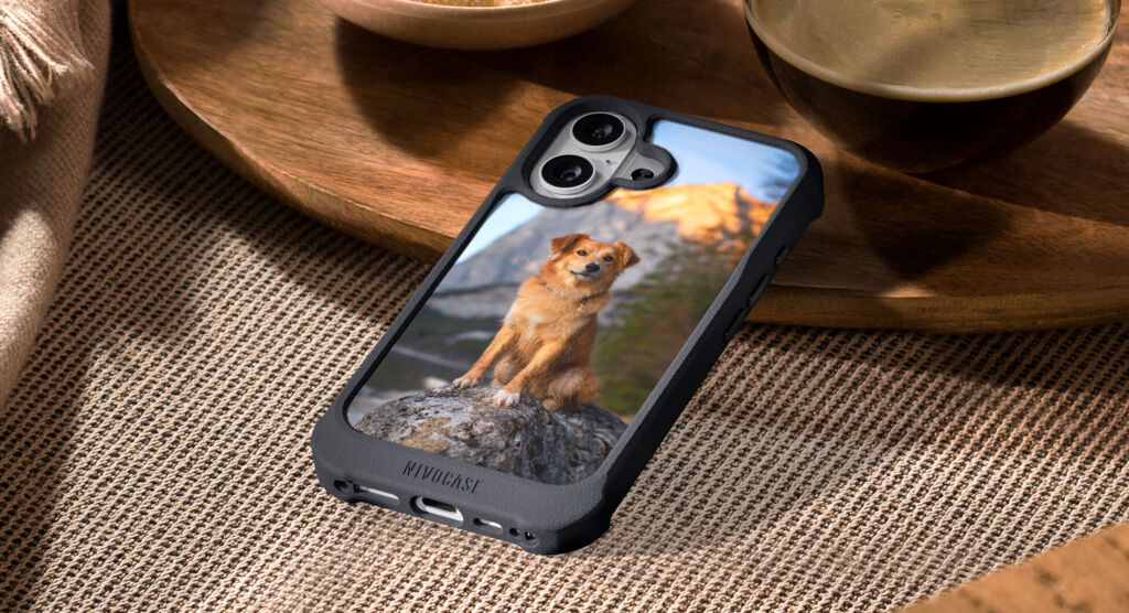 Handyhülle mit einem Hund auf einem Felsen vor Bergkulisse.