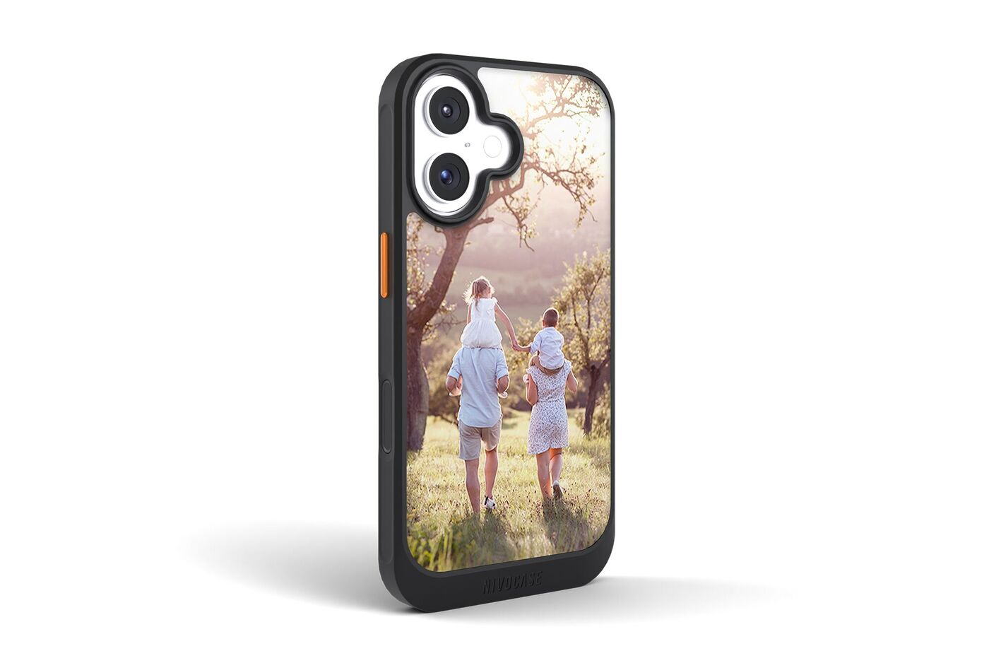 Smartphone Hülle mit persönlichem Foto einer Familie beim Spaziergang durch eine sonnige Wiese mit Bäumen