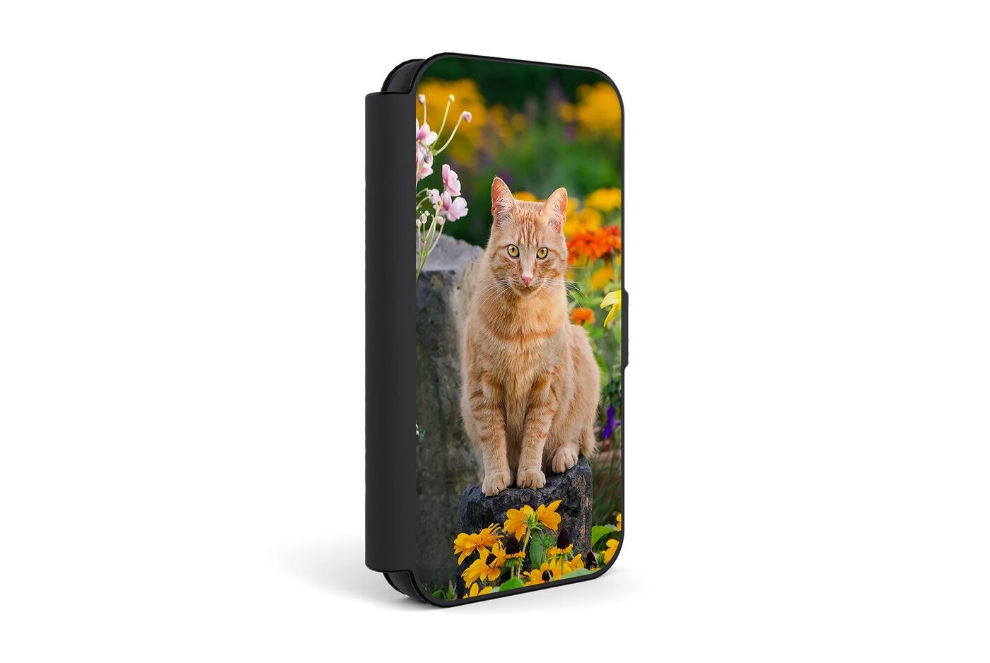 Handyhülle mit Foto einer orangefarbenen Katze zwischen bunten Blumen im Garten