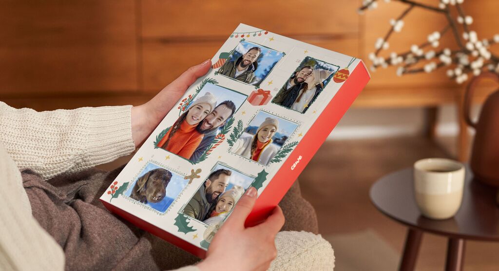 Une personne montre un beau livre photo avec des collages faits maison et des photos de moments inoubliables.