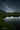 Photographie au format vertical de la Voie lactée au-dessus d’un lac, © David Dunand