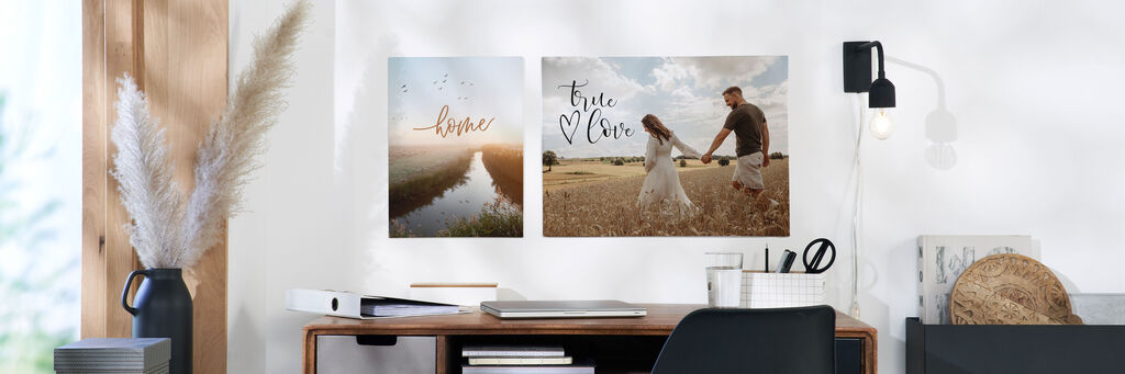 Due immagini della natura appese sopra una scrivania. Quella a destra mostra una coppia di innamorati e il testo «True Love». A sinistra, «Home» è scritto sopra una fotografia della natura.